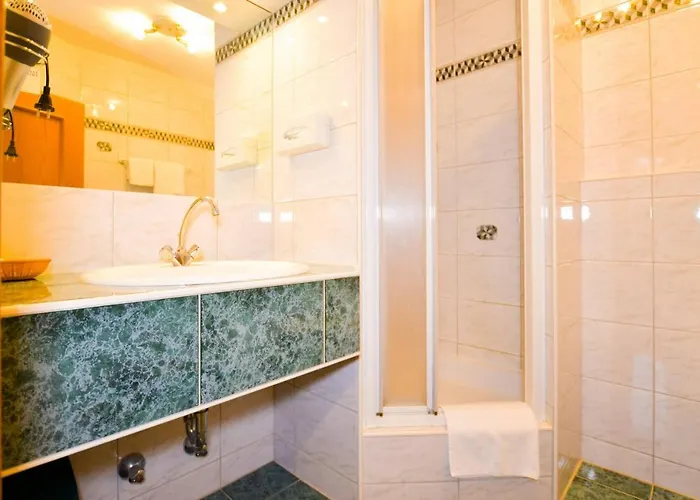 Jerolitsch אורחן 3*